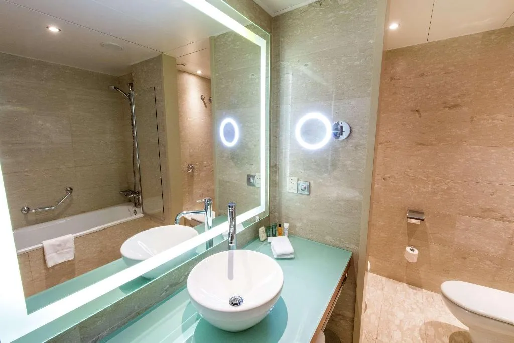 TWIN POOL VIEW Room, Hilton Diagonal Mar Barcelona, Barcelona