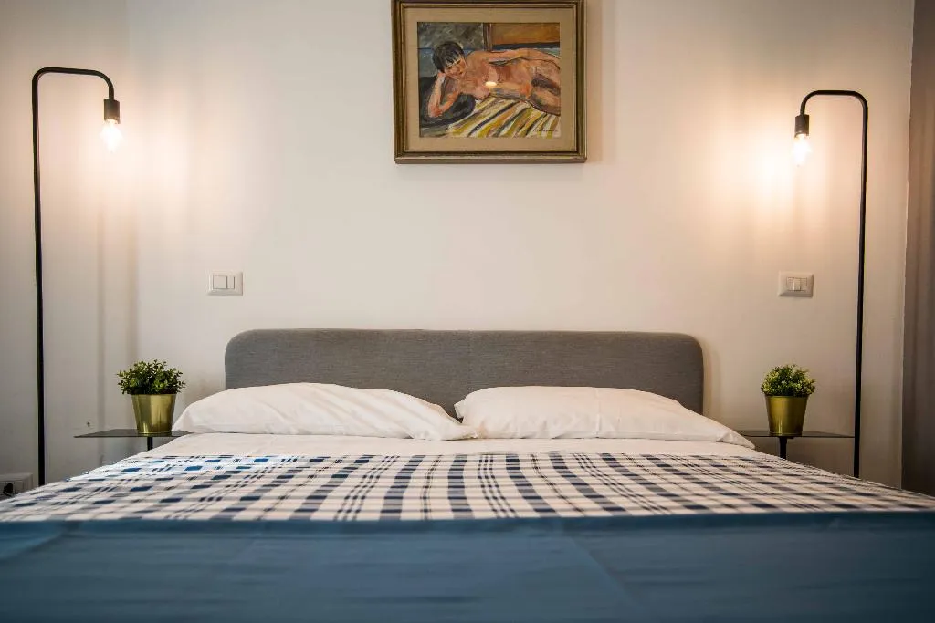 TRIPLE BASIC Room, Quattro Briganti, Naples