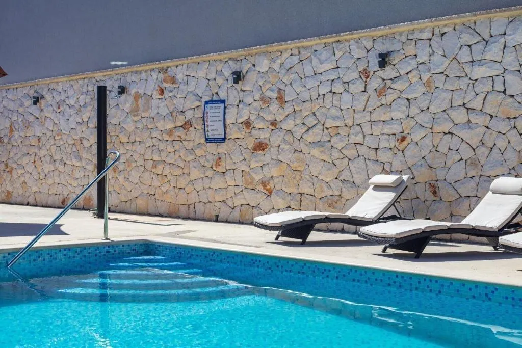 Sports and Entertainment, Bed & Breakfast Senator, Split