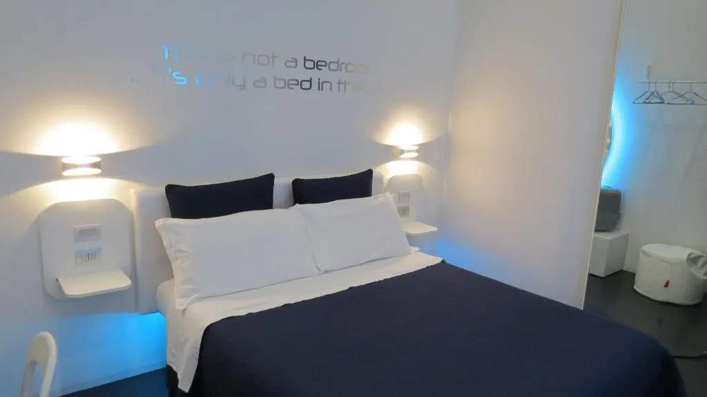 Room, Skyhouse Chiatamone, Naples
