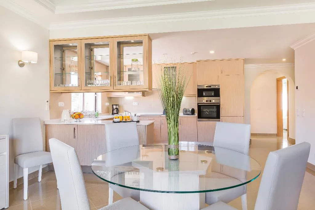 VILLA FOUR BEDROOMS Room, Lakeside Country Club, Algarve