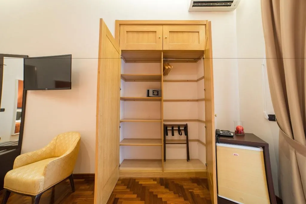 Room, Bed & Breakfast Chiaia 32, Naples