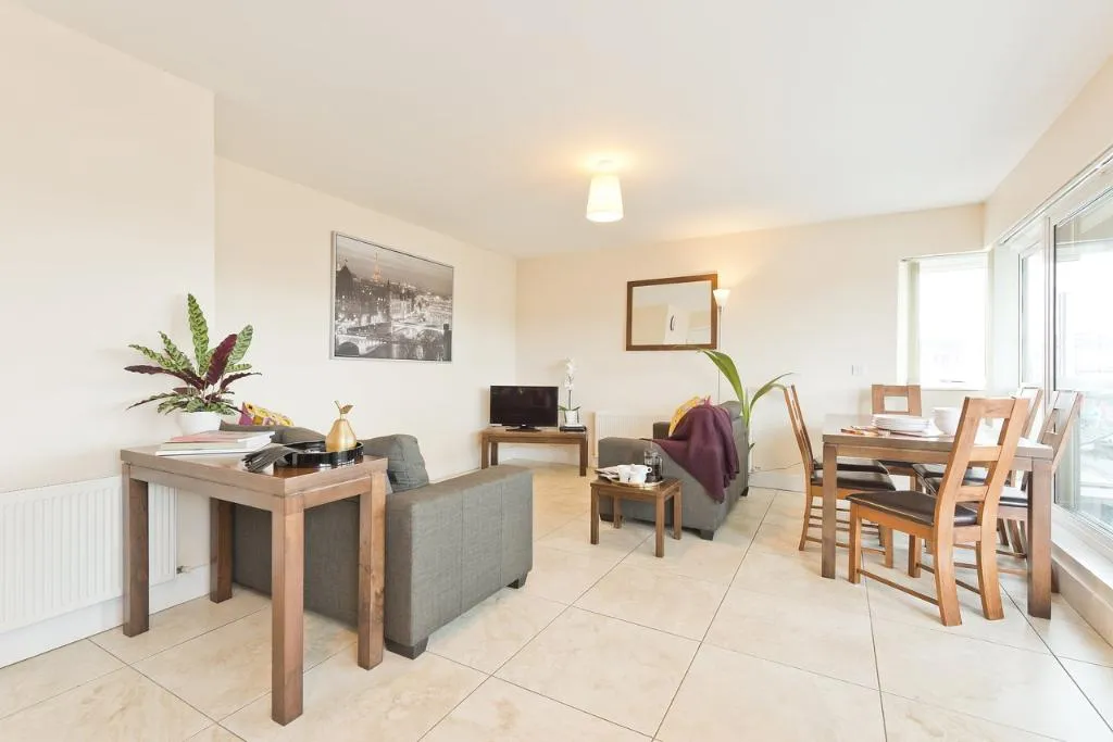 APARTMENT THREE BEDROOMS Room, Pearse Street Suites, Dublin