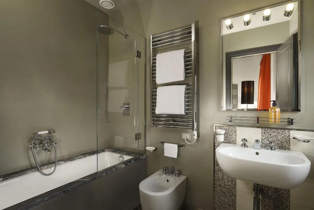 DOUBLE DELUXE QUEEN BED Room, Universo, Florence