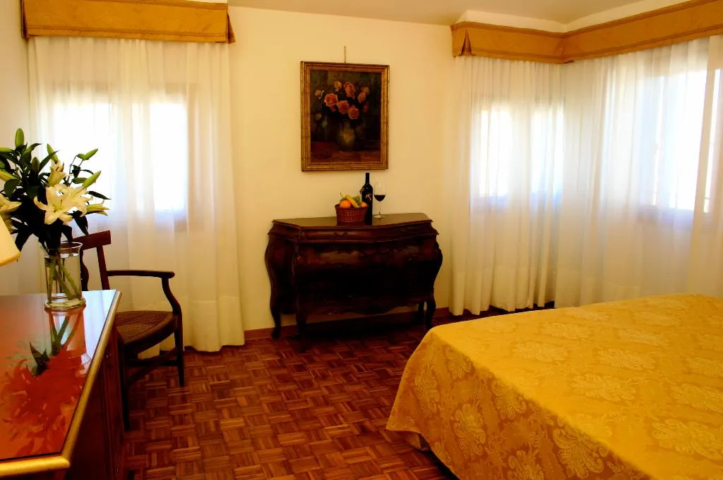 TRIPLE SUPERIOR Room, Palazzo Cendon, Venice