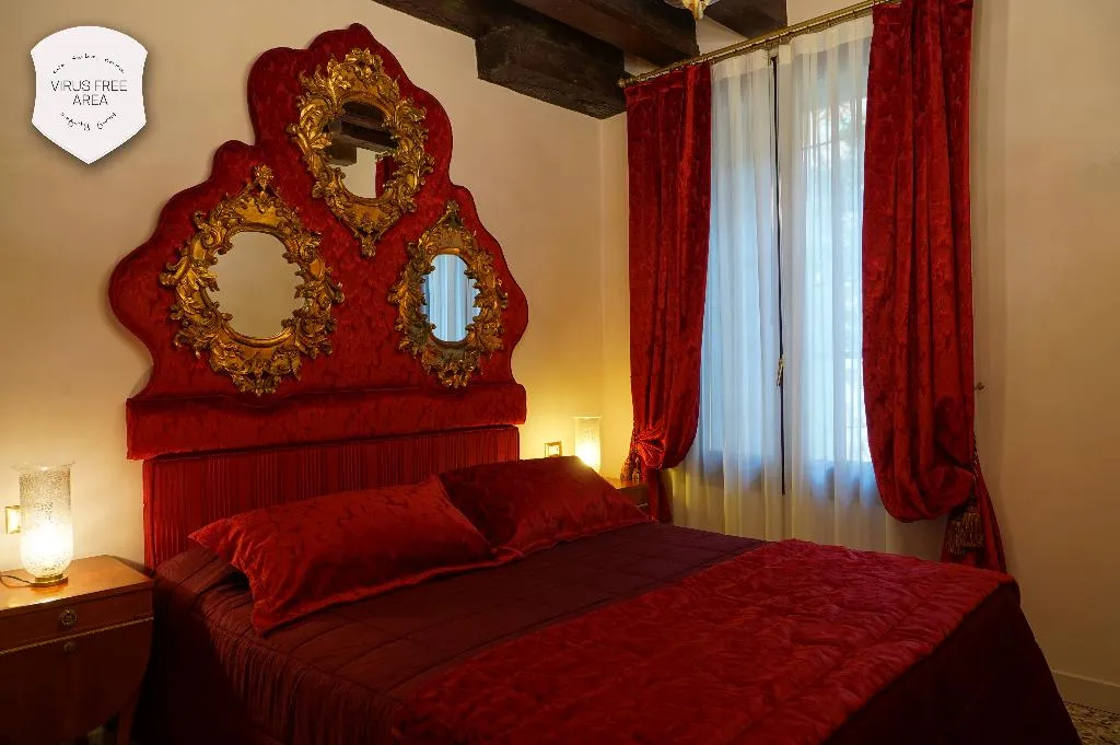 Room, Granda Sweet Suites, Venice