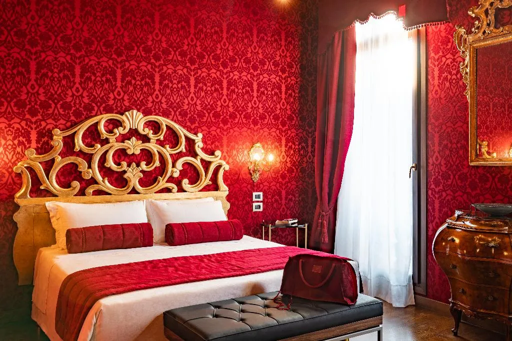 Double or Twin DELUXE CANAL VIEW Room, Palazzo San Lorenzo, Venice