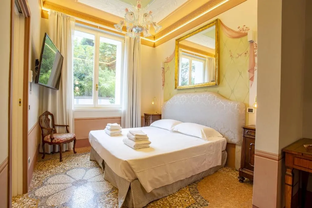 Room, Villa Tortorelli, Florence
