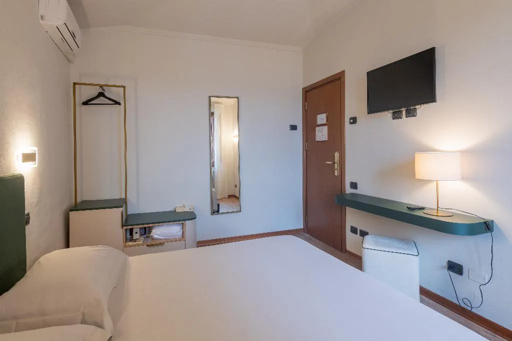 Double or Twin STANDARD Room, Hotel Gattapone, Umbria