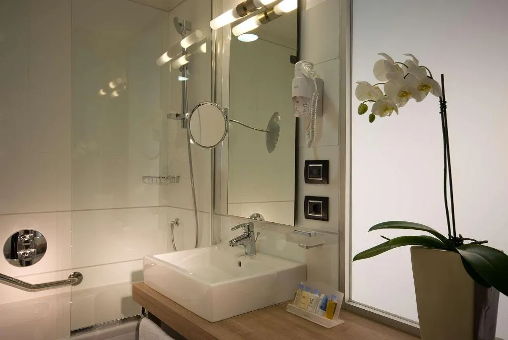 DOUBLE GUEST ROOM KING BED Room, DoubleTree by Hilton Milan, Milan