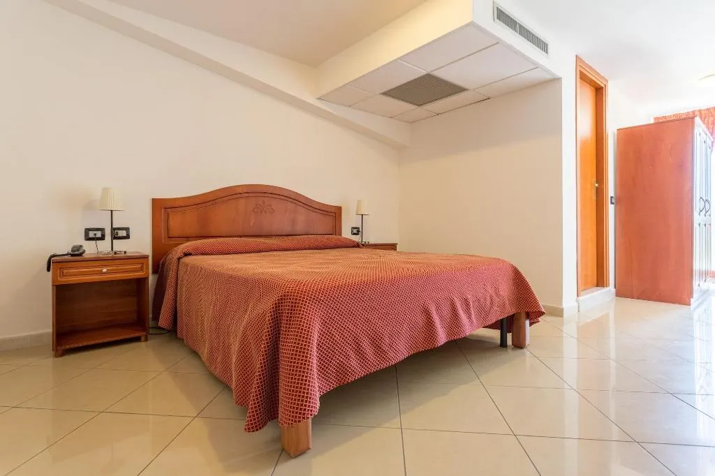Room, Hotel Plaza, Naples