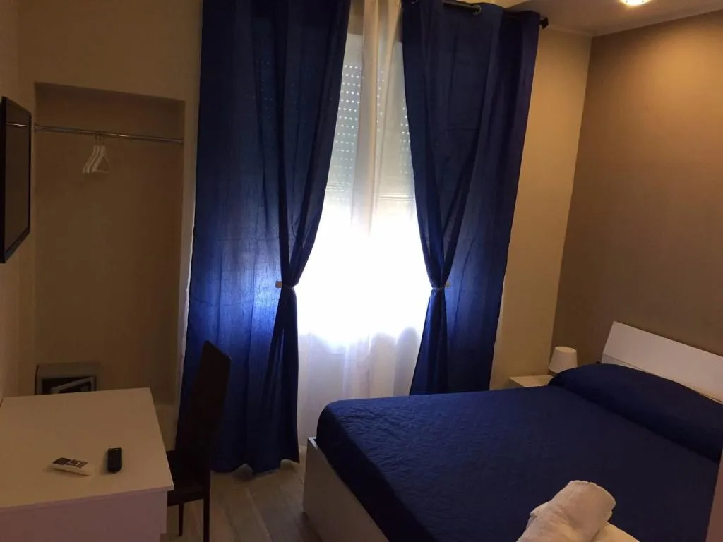Room, B B Metropolitan, Naples