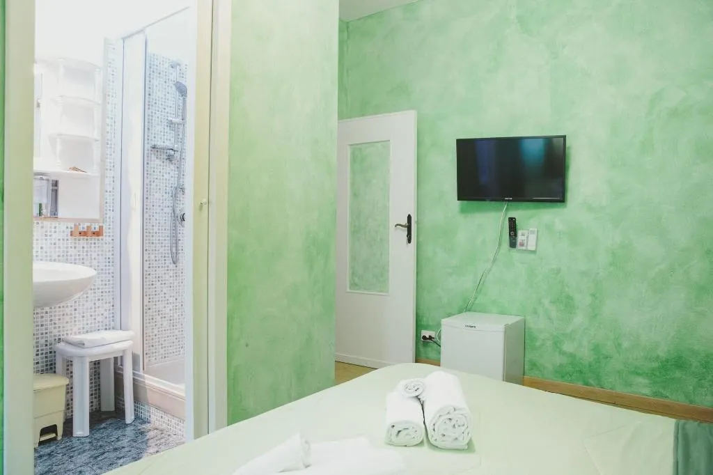 Room, Matlis, Alghero