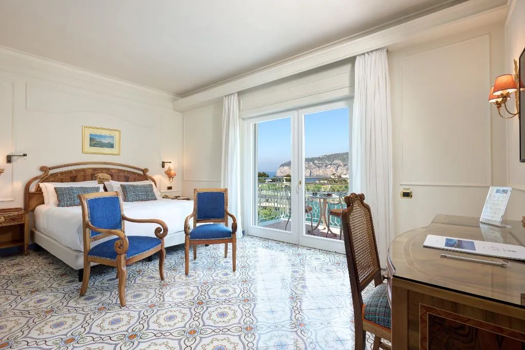 Double or Twin DELUXE SIDE SEA VIEW Room, Grand Hotel De La Ville, Naples