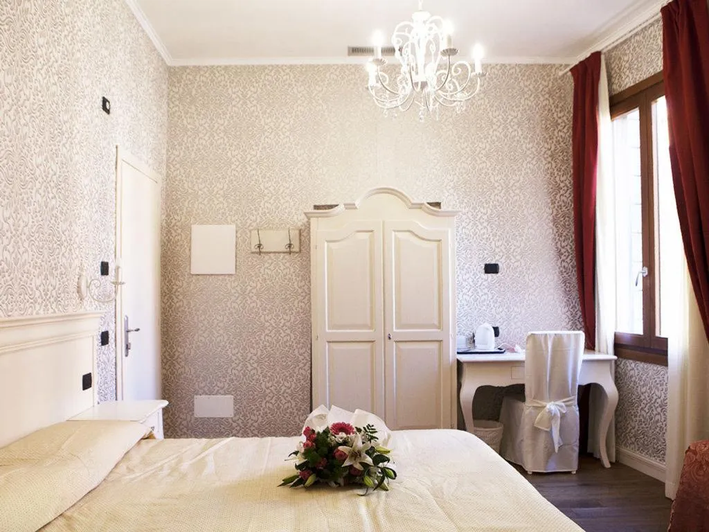 JUNIOR SUITE CANAL VIEW Room, Charming Palace Santa Fosca, Venice