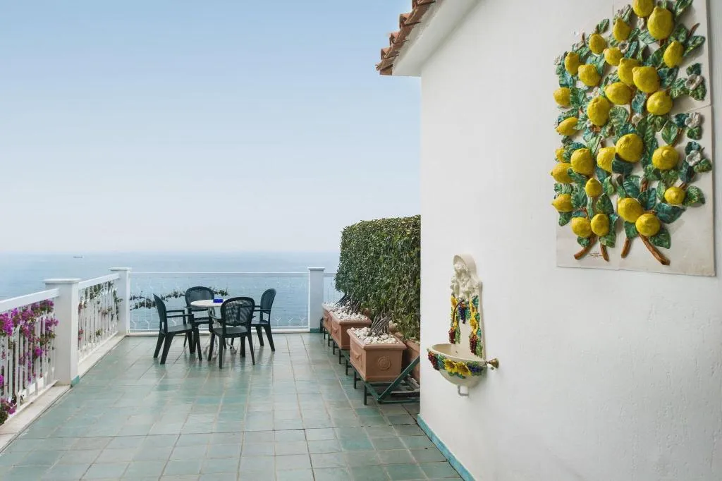 Room, Bellevue, Naples