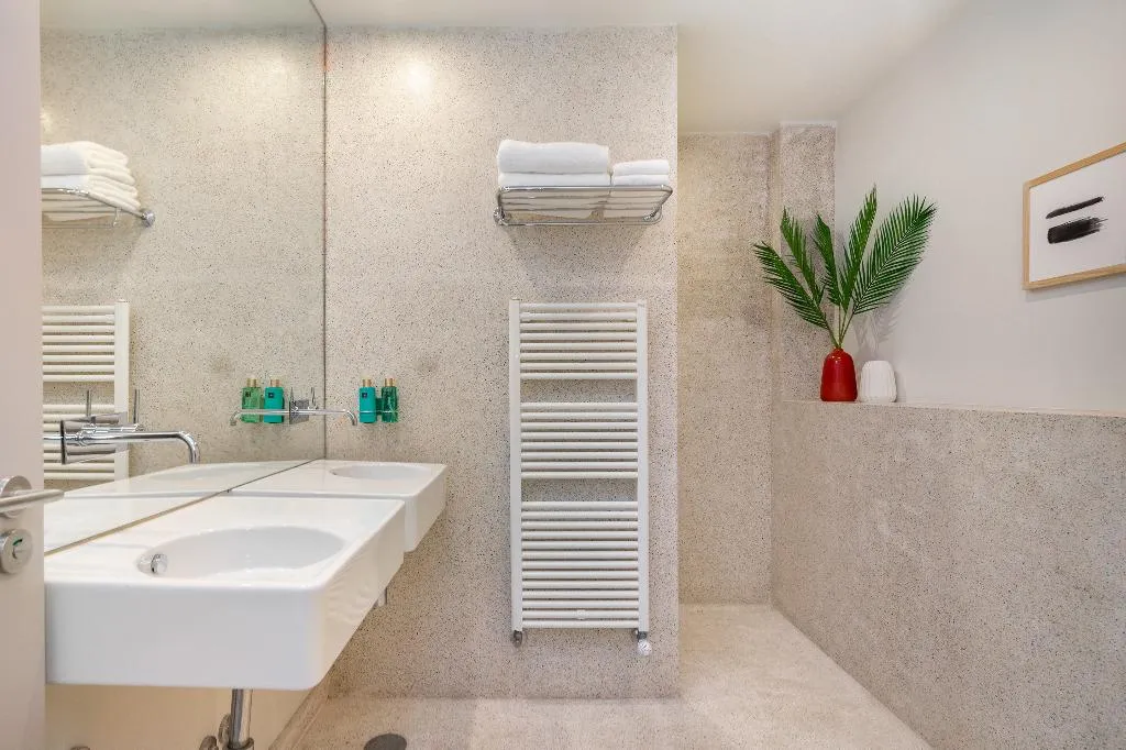 HOME EIGHT BEDROOMS WITH MORE THAN THREE BATHROOMS Room, Canto De Luz, Porto