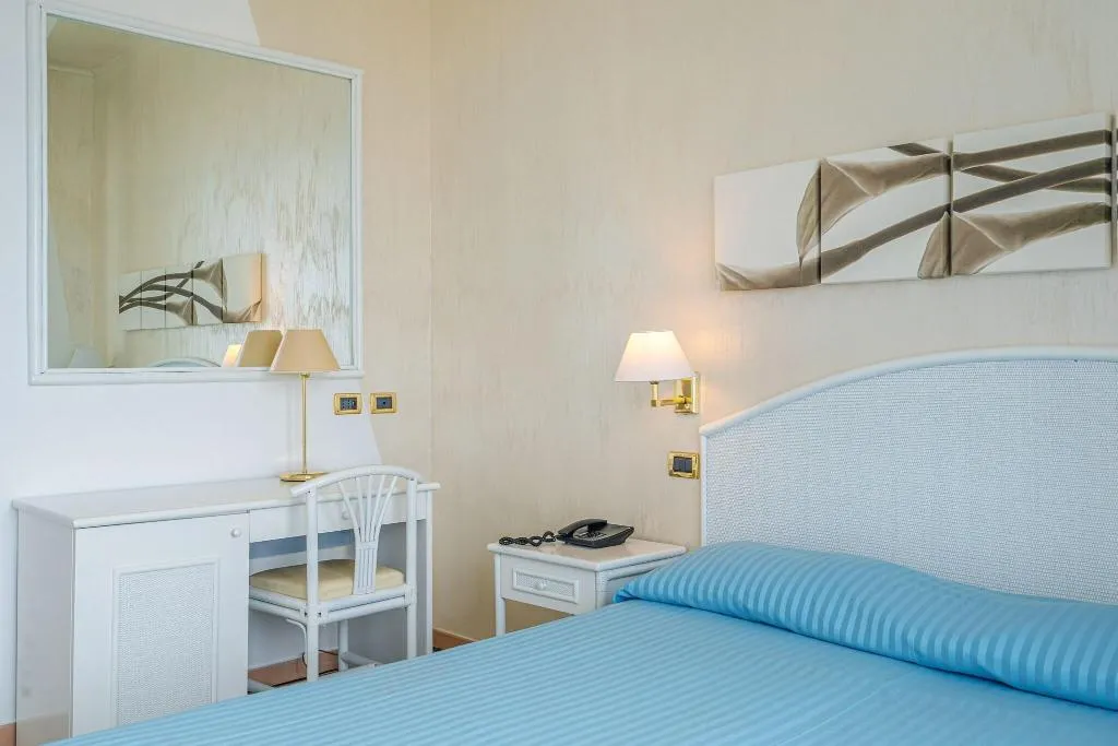 Room, Grand Hotel Moon Valley, Naples