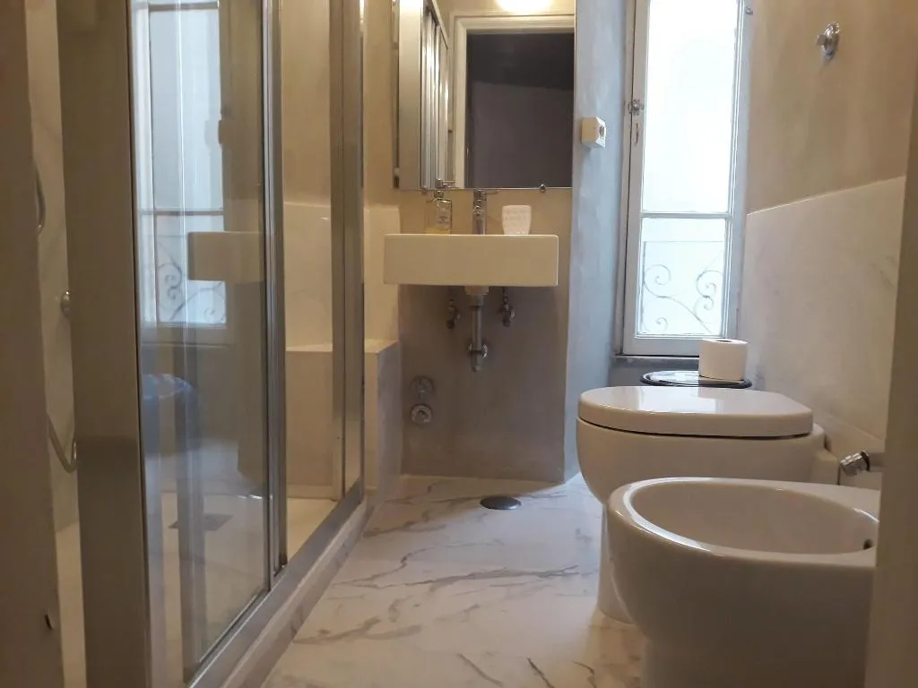 Room, 2 Be Home Colosseo, Naples