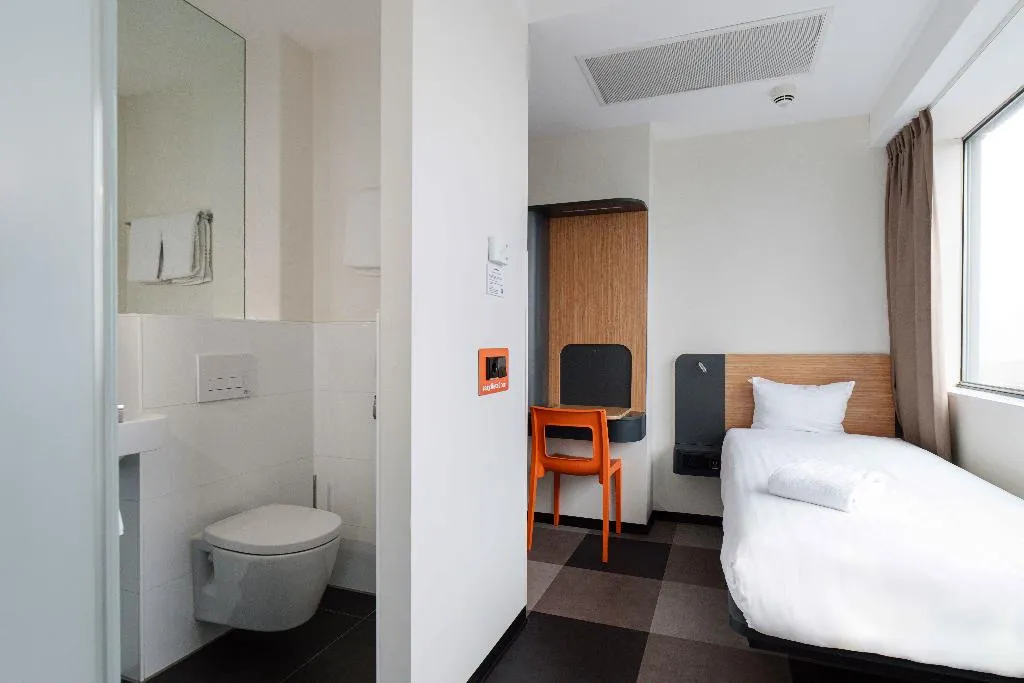 TRIPLE STANDARD Room, easyHotel Amsterdam Zaandam, Amsterdam