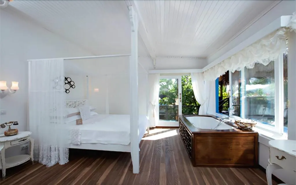 Room, Sabrina's Haus, Dalaman