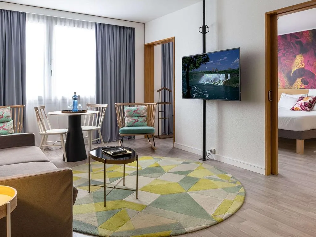 SUITE KING SIZE BED Room, Novotel Barcelona Cornella, Barcelona