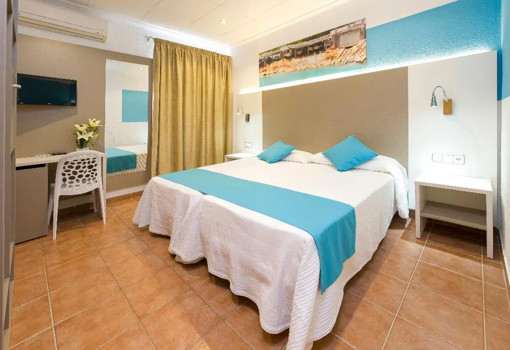 TWIN TWO BEDROOMS WITH TERRACE Room, Hostal Adelino, Ibiza
