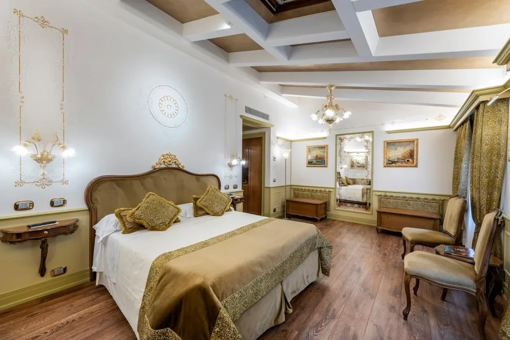 JUNIOR SUITE CLASSIC Room, Monaco and Grand Canal, Venice