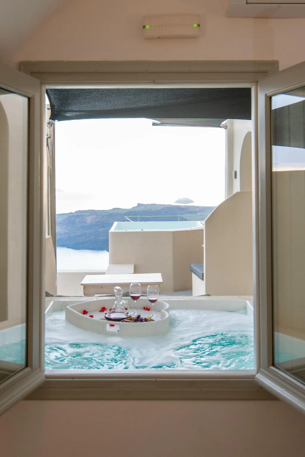 SUITE WITH JACUZZI Room, Caldera Cliff Illusion Suites, Santorini