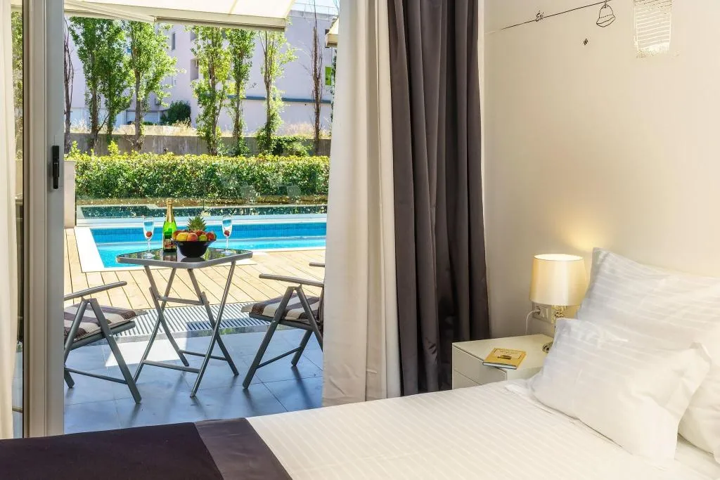 Room, Oasis Life, Split