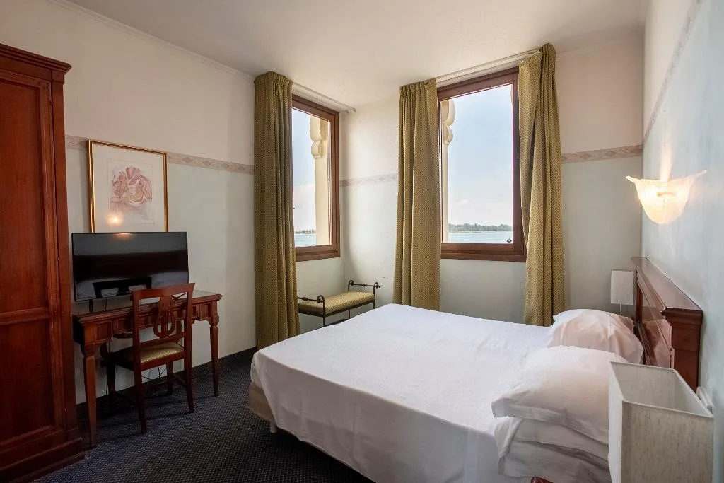 DOUBLE LAGOON VIEW Room, Russo Palace, Venice