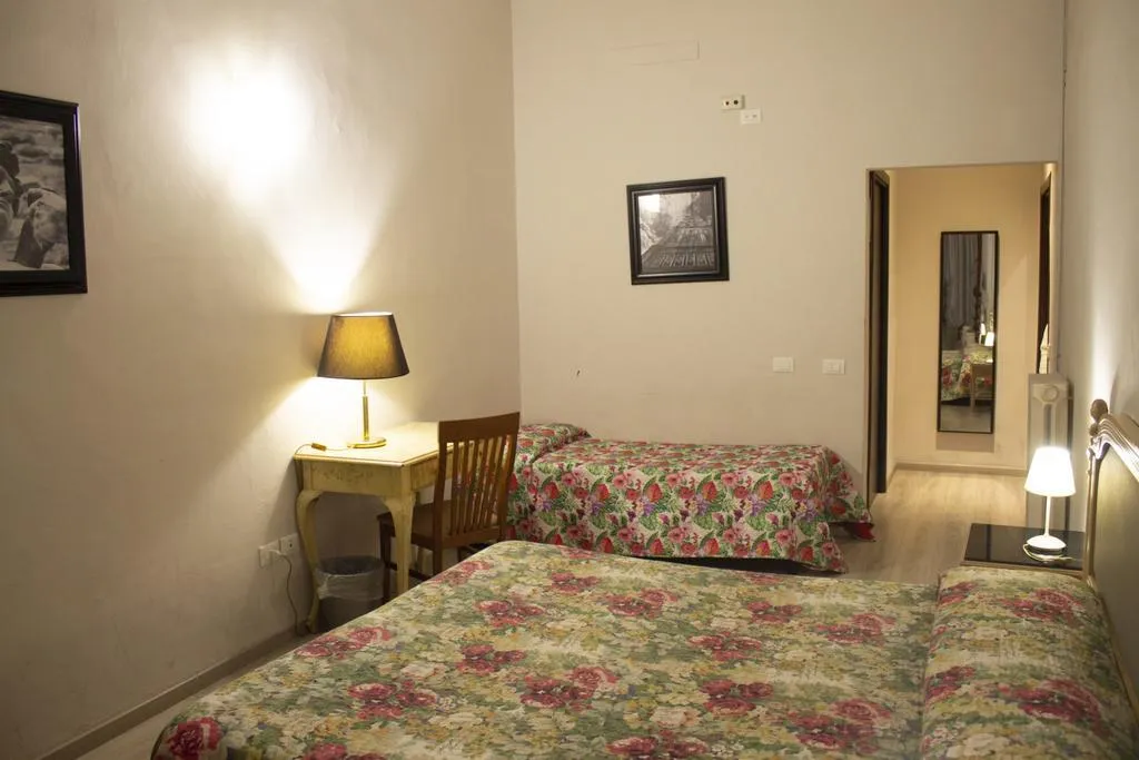TRIPLE STANDARD Room, Medici, Florence