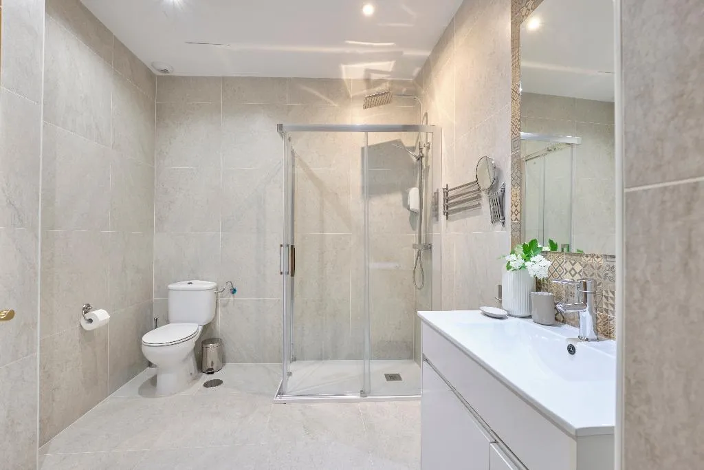 APARTMENT FOUR BEDROOMS Room, Apartamentos en Sol, Madrid