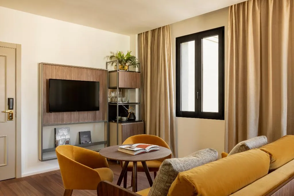 JUNIOR SUITE STANDARD Room, Casa de las Artes, member of Melia Collection, Madrid