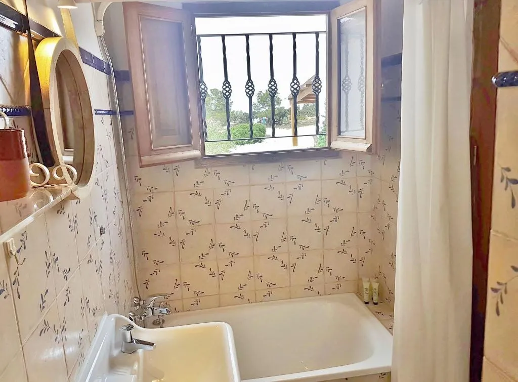Room, Benali, Valencia