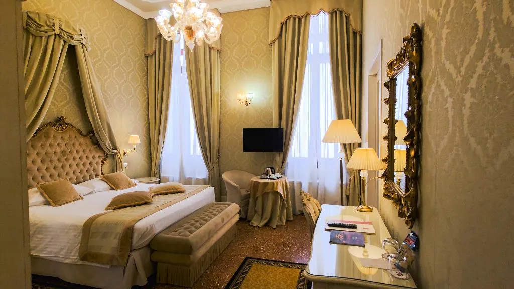 SUITE TWO BEDROOMS TWO BATHROOMS Room, Al Duca Venezia, Venice