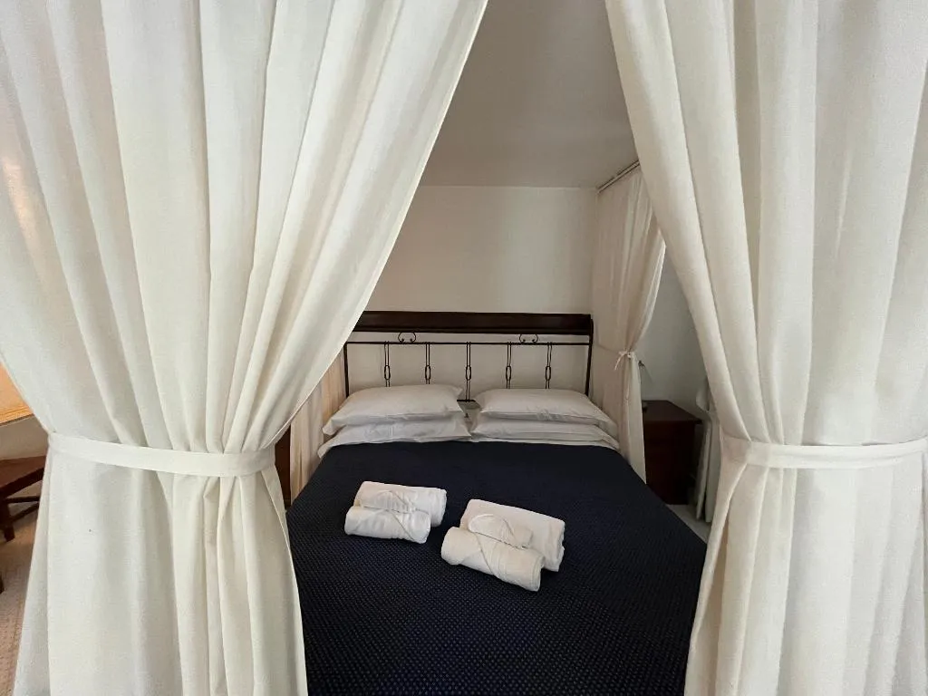 APARTMENT CAPACITY 4 Room, Antico Palazzo Scala, Naples