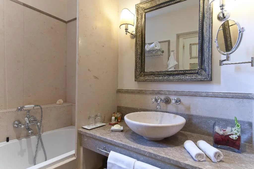 DOUBLE SINGLE USE EXECUTIVE Room, Donna Camilla Savelli - VRetreats, Rome