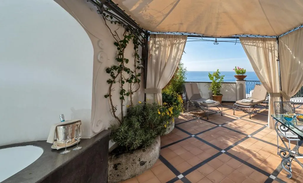 Room, Punta Regina, Naples