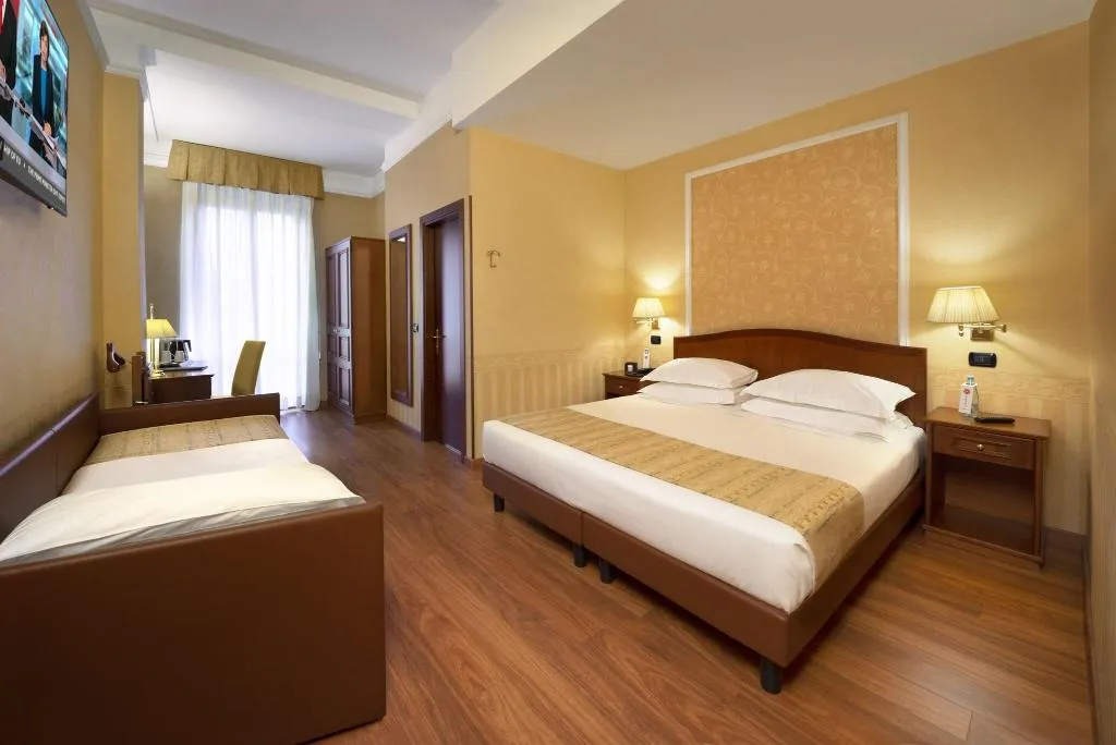 TRIPLE TWO BEDS Room, Lancaster Hotel, Milan