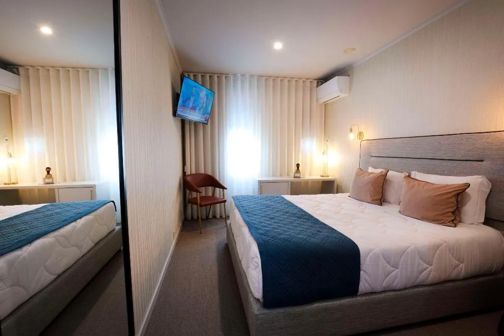 Room, America, Porto