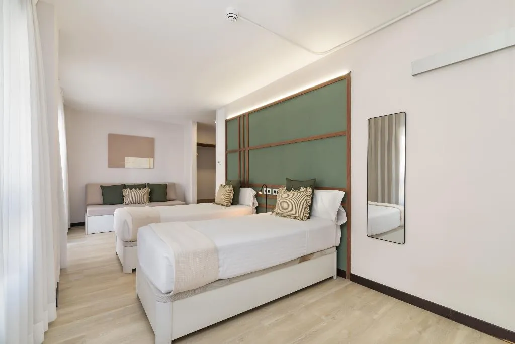 JUNIOR SUITE CAPACITY 4 Room, Roisa Hostal Boutique, Madrid
