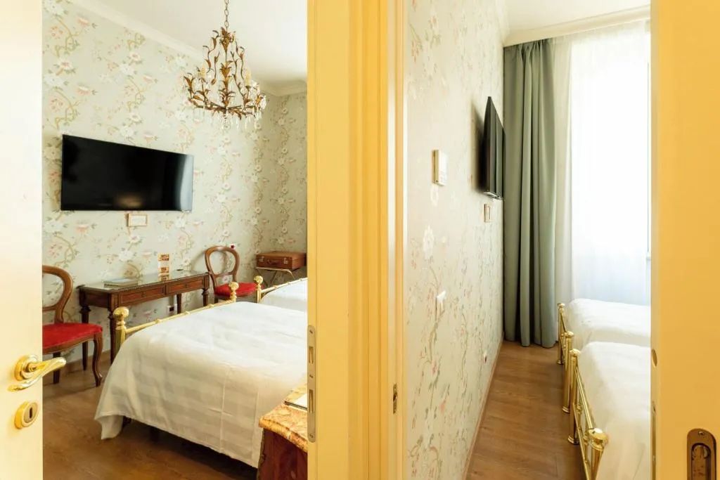 FAMILY ROOM WITH DOUBLE BED Room, Pendini, Florence