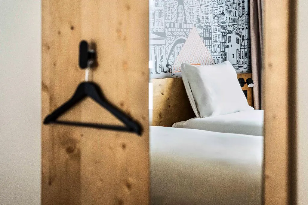 TWIN TWO BEDS Room, easyHotel Madrid Alcala, Madrid