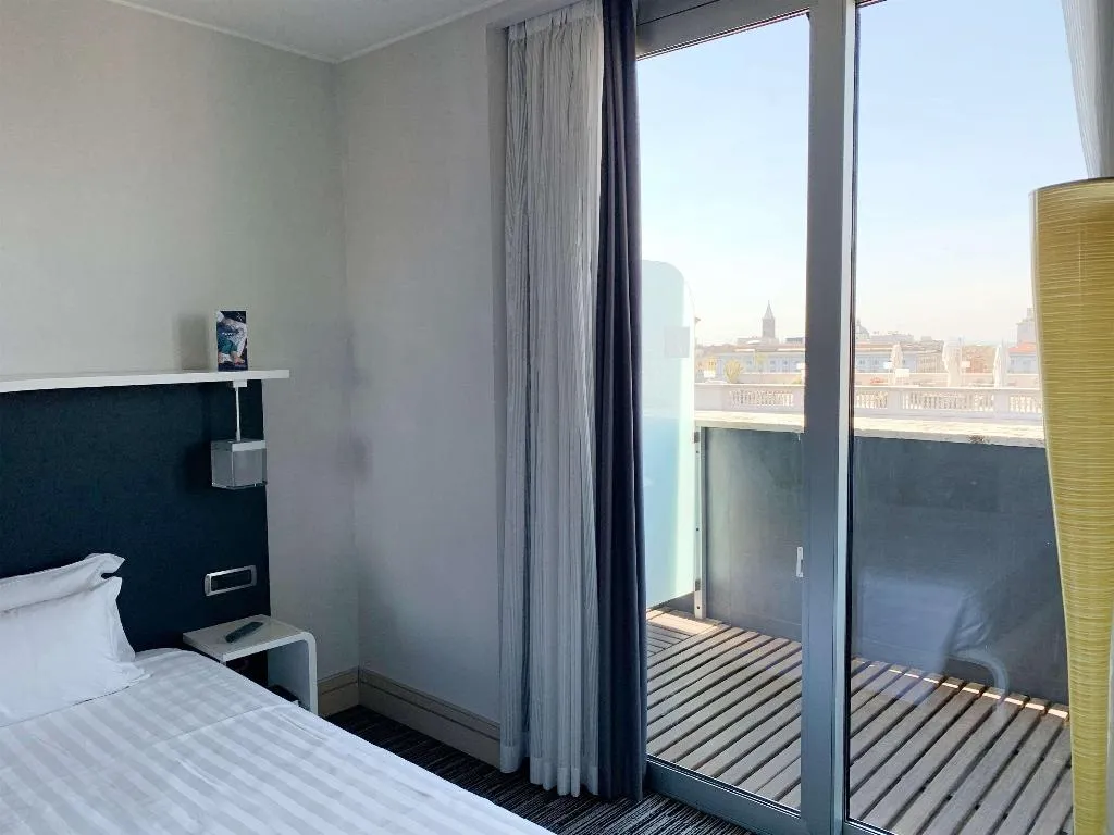 JUNIOR SUITE KING SIZE BED Room, Best Western Premier Hotel Royal Santina, Rome