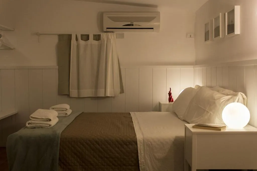 Room, Sui Tetti Di Napoli, Naples