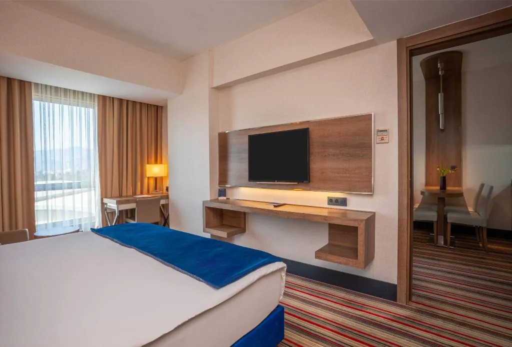 SUITE KING SIZE BED Room, Ramada Plaza by Wyndham Izmir, Izmir