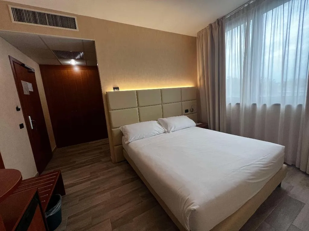 SINGLE SUPERIOR Room, Best Western Cavalieri della Corona, Milan