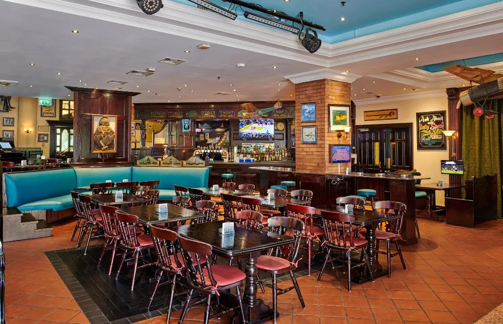 Bar, Millennium Airport Hotel Dubai, Dubai