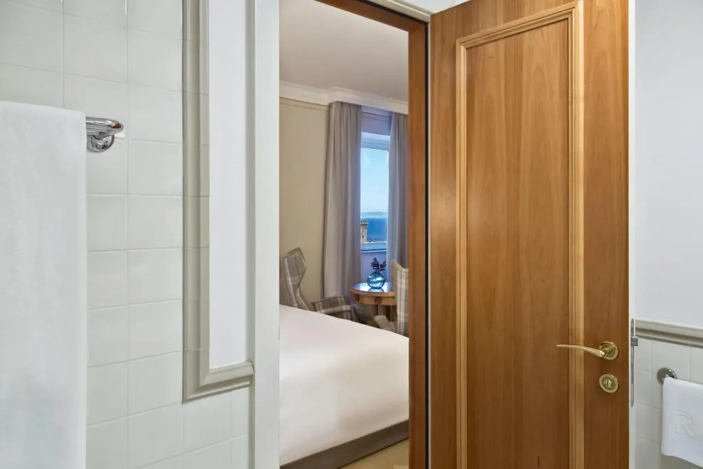 Room, Renaissance Naples Mediterraneo, Naples